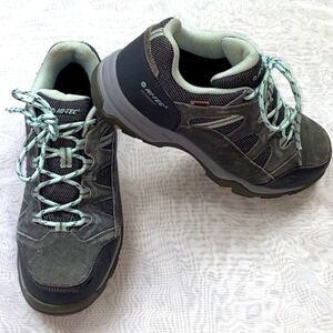 HI-TEC WATERPROOF SHOES SIZE 8.5